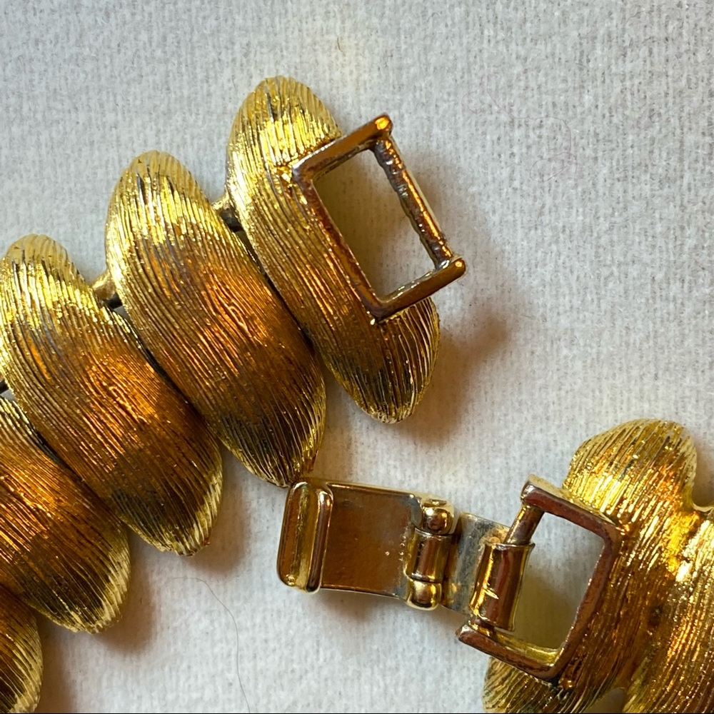 Vintage to Now - Gold Runway Collar Necklace Large Link EUC - Picture 9 of 12